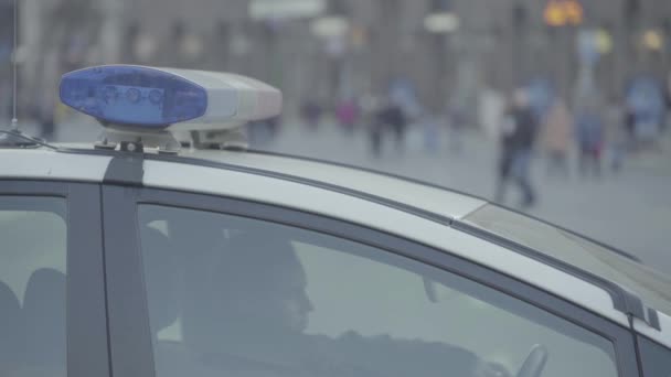 Clignotant sur le toit d'une voiture de police. Blinker. Gros plan. — Video