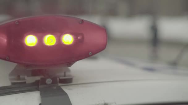 Clignotant sur le toit d'une voiture de police. Blinker. Gros plan. — Video