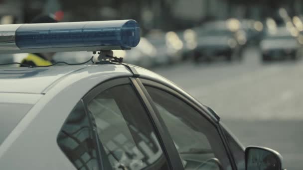 Knipperende flitser op het dak van een politieauto. Een linker. Close-up. — Stockvideo