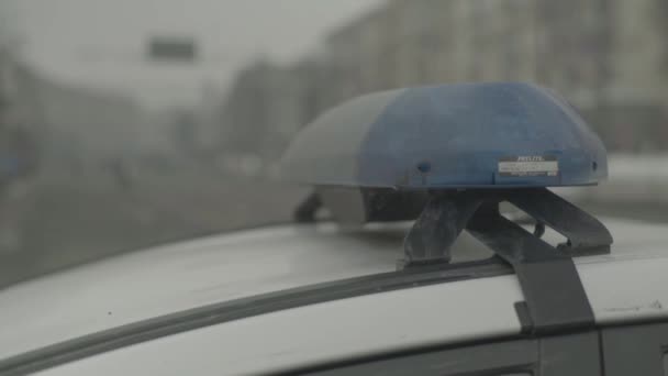 Blikající blikač na střeše policejního auta. Mrkačka. Detailní záběr. — Stock video