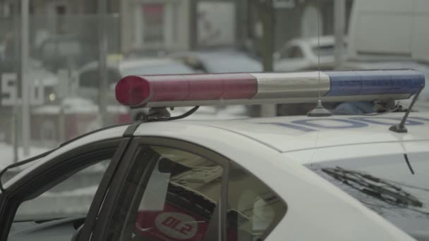 Blinkande blottare på taket till en polisbil. Blinker. Närbild. — Stockvideo