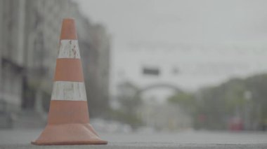 Polis konisi yolda. Kaza yeri. Nakliye aracı. Yol trafiği. İmzala. Kyiv.