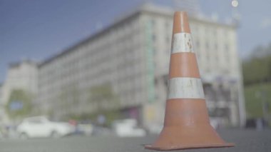 Polis konisi yolda. Kaza yeri. Nakliye aracı. Yol trafiği. İmzala. Kyiv.