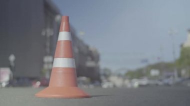 Polis konisi yolda. Kaza yeri. Nakliye aracı. Yol trafiği. İmzala. Kyiv.