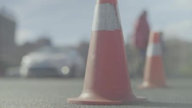 Polis konisi yolda. Kaza yeri. Nakliye aracı. Yol trafiği. İmzala. Kyiv.