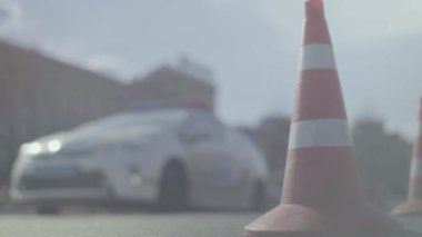 Polis konisi yolda. Kaza yeri. Nakliye aracı. Yol trafiği. İmzala. Kyiv.