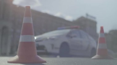 Polis konisi yolda. Kaza yeri. Nakliye aracı. Yol trafiği. İmzala. Kyiv.