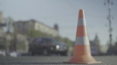 Polis konisi yolda. Kaza yeri. Nakliye aracı. Yol trafiği. İmzala. Kyiv.