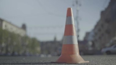 Polis konisi yolda. Kaza yeri. Nakliye aracı. Yol trafiği. İmzala. Kyiv.