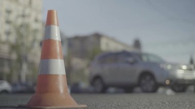 Polis konisi yolda. Kaza yeri. Nakliye aracı. Yol trafiği. İmzala. Kyiv.