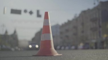 Polis konisi yolda. Kaza yeri. Nakliye aracı. Yol trafiği. İmzala. Kyiv.