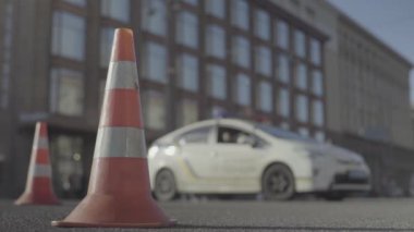 Polis konisi yolda. Kaza yeri. Nakliye aracı. Yol trafiği. İmzala. Kyiv.