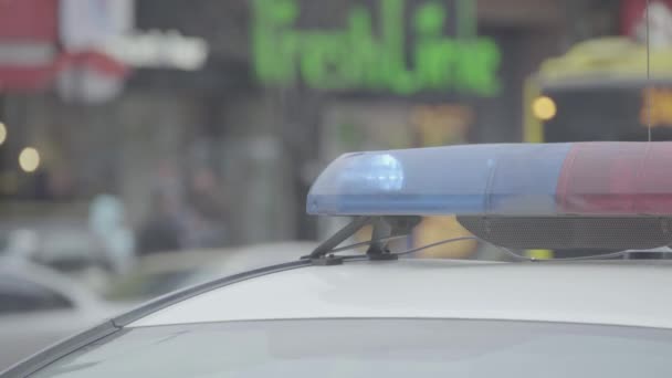 Um piscar de olhos no telhado de um carro da polícia. Blinker. Close-up. — Vídeo de Stock