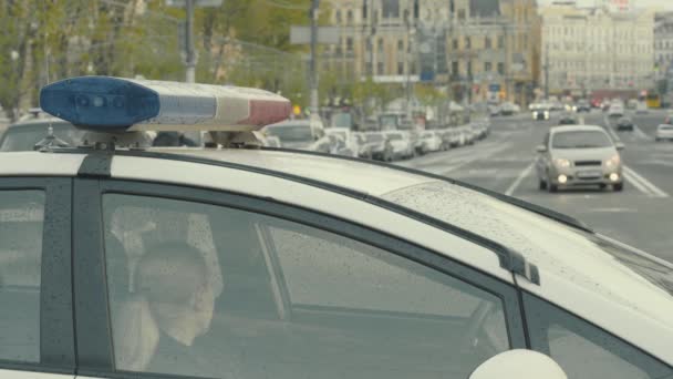 Lampeggiante lampeggiante sul tetto di una macchina della polizia. Blinker. Primo piano. — Video Stock