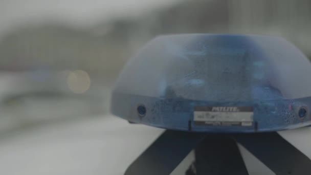 Clignotant sur le toit d'une voiture de police. Blinker. Gros plan. — Video