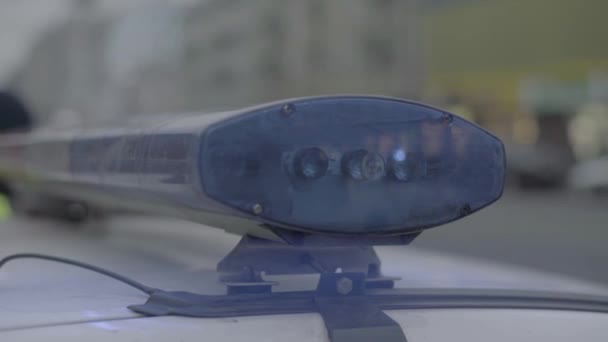 Blinkande blottare på taket till en polisbil. Blinker. Närbild. — Stockvideo