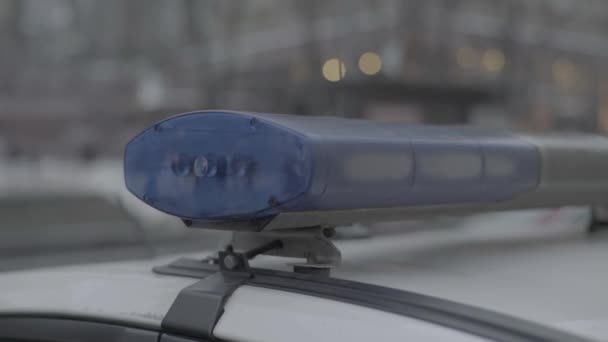 Clignotant sur le toit d'une voiture de police. Blinker. Gros plan. — Video