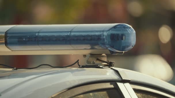 Um piscar de olhos no telhado de um carro da polícia. Blinker. Close-up. — Vídeo de Stock