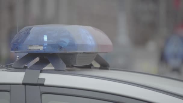 Lampeggiante lampeggiante sul tetto di una macchina della polizia. Blinker. Primo piano. — Video Stock