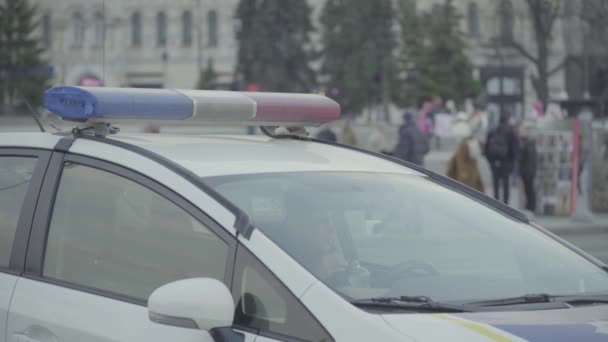 Clignotant sur le toit d'une voiture de police. Blinker. Gros plan. — Video