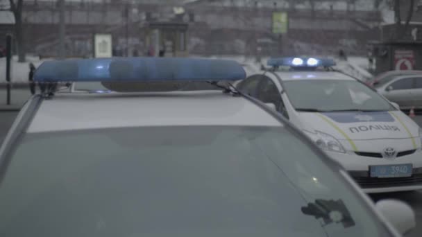 Villogó villantás egy rendőrautó tetején. Szemellenző. Közelkép. — Stock videók
