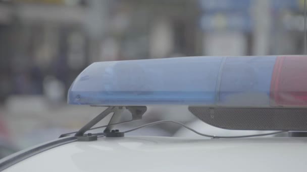 Blinkande blottare på taket till en polisbil. Blinker. Närbild. — Stockvideo