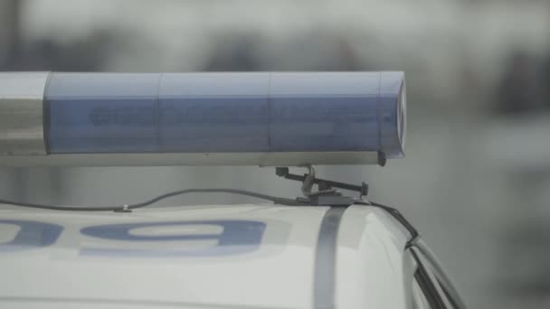 Polis arabasının çatısında teşhirci. Sinyal lambası. Yakın plan.. — Stok video