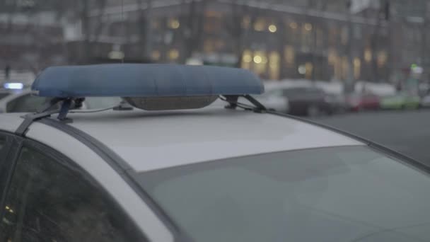 Blinkande blottare på taket till en polisbil. Blinker. Närbild. — Stockvideo