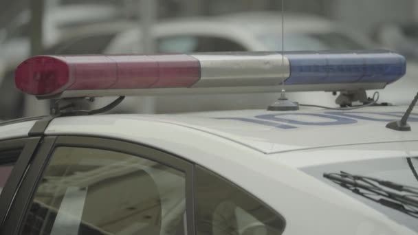 Lampeggiante lampeggiante sul tetto di una macchina della polizia. Blinker. Primo piano. — Video Stock