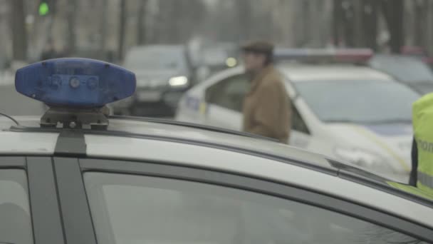 Blikající blikač na střeše policejního auta. Mrkačka. Detailní záběr. — Stock video