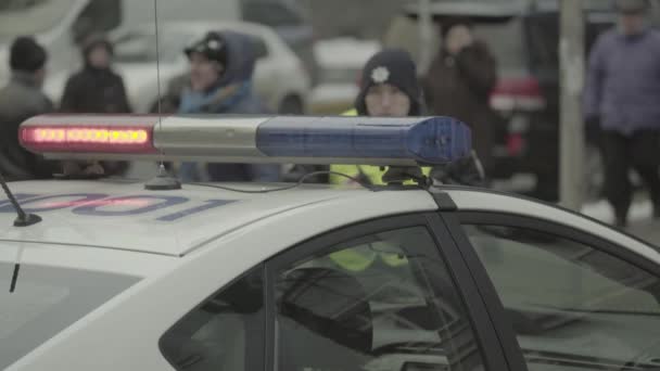 Knipperende flitser op het dak van een politieauto. Een linker. Close-up. — Stockvideo