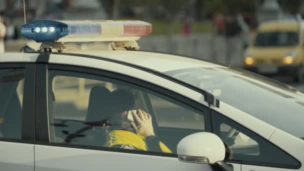 Clignotant sur le toit d'une voiture de police. Blinker. Gros plan. — Video