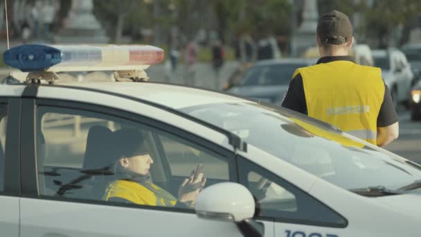 Polis arabasının çatısında teşhirci. Sinyal lambası. Yakın plan.. — Stok video