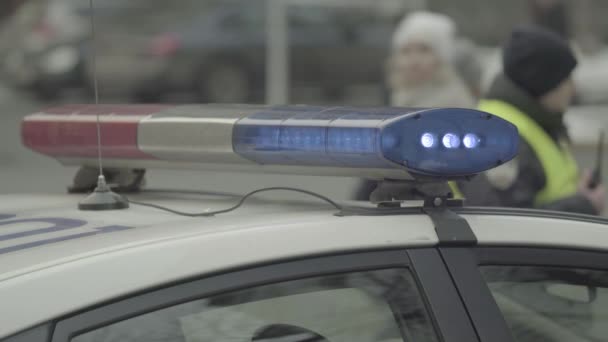 Um piscar de olhos no telhado de um carro da polícia. Blinker. Close-up. — Vídeo de Stock