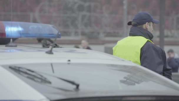 Blinklicht auf dem Dach eines Polizeiwagens. Scheuklappen. Nahaufnahme. — Stockvideo