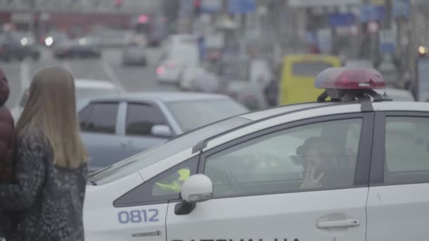 Migający ekshibicjonista na dachu radiowozu. Mrugnięcie. Zbliżenie. — Wideo stockowe