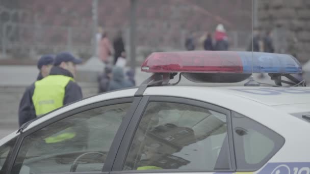 警察の車の屋根の上でフラッシュフラッシャー。ブリンカー。閉鎖. — ストック動画