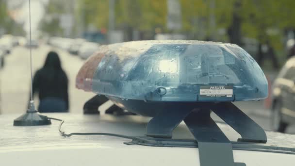 Lampeggiante lampeggiante sul tetto di una macchina della polizia. Blinker. Primo piano. — Video Stock