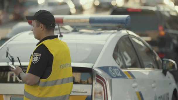 Polis arabasının çatısında teşhirci. Sinyal lambası. Yakın plan.. — Stok video