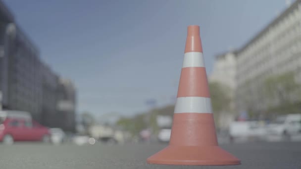 Un cône de police sur la route. Lieu de l'accident. Transport. Trafic routier. Signez. Kiev . — Video