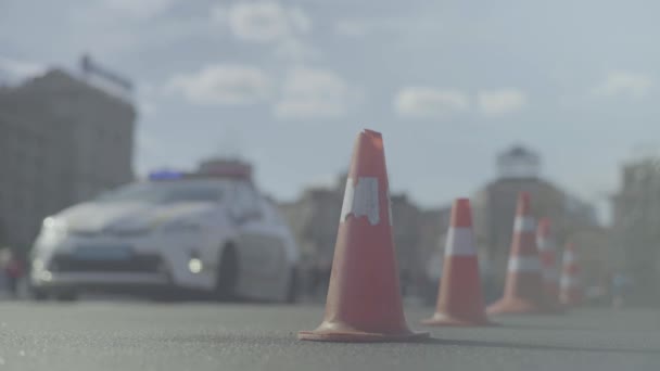 Cone da polícia na estrada. Local do acidente. Transporte. Trânsito rodoviário. Assina. Kiev . — Vídeo de Stock