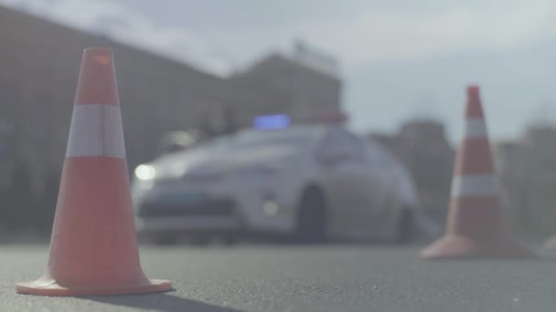 Αστυνομικός κώνος στο δρόμο. Τόπος του ατυχήματος. Μεταφορά. Οδική κυκλοφορία. Υπόγραψε. Κίεβο. — Αρχείο Βίντεο