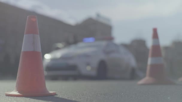 Cone da polícia na estrada. Local do acidente. Transporte. Trânsito rodoviário. Assina. Kiev . — Vídeo de Stock