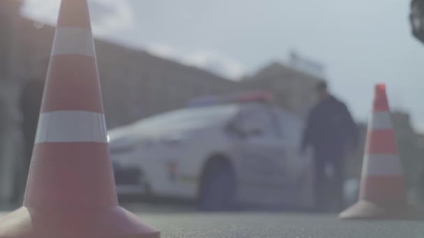 Un cône de police sur la route. Lieu de l'accident. Transport. Trafic routier. Signez. Kiev . — Video