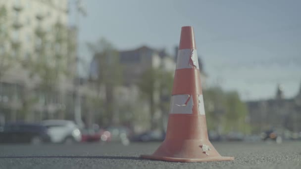 Un cono della polizia sulla strada. Luogo dell'incidente. Trasporto. Traffico stradale. Firma. Kiev . — Video Stock