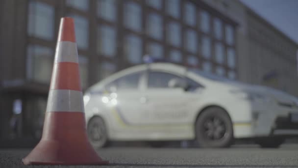 Un cono della polizia sulla strada. Luogo dell'incidente. Trasporto. Traffico stradale. Firma. Kiev . — Video Stock