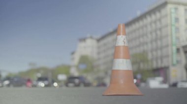 Polis konisi yolda. Kaza yeri. Nakliye aracı. Yol trafiği. İmzala. Kyiv.