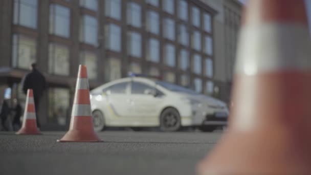 Un cono della polizia sulla strada. Luogo dell'incidente. Trasporto. Traffico stradale. Firma. Kiev . — Video Stock
