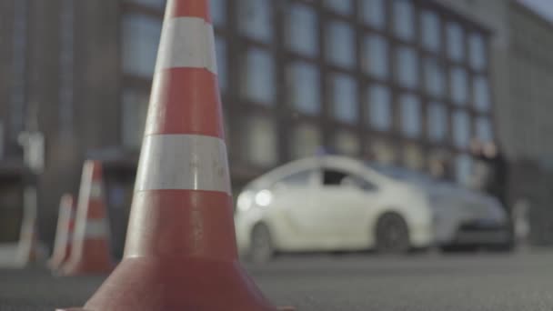 Un cône de police sur la route. Lieu de l'accident. Transport. Trafic routier. Signez. Kiev . — Video