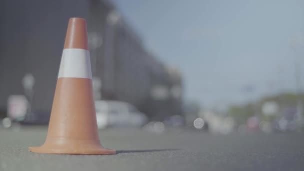 Cono de policía en la carretera. Lugar del accidente. Transporte. Tráfico por carretera. Firma. Kiev. . — Vídeo de stock